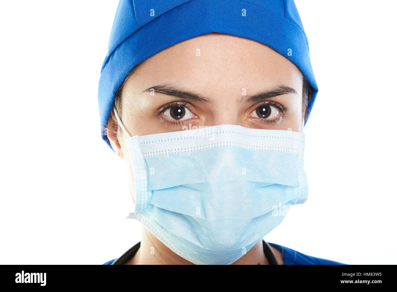 Ärztin mit Maske auf weißem Hintergrund und blaue uniform hautnah Stockfoto