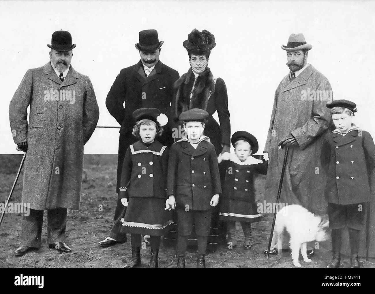 EDWARD VII über 1903 auf der linken Seite neben Kaiser Wilhelm i., Königin Alexandra und Prinz George auf der rechten Seite. Die Königskinder von links: Princess Royal, Herzog von York, Herzog von Gloucester, Prinz von Wales (später George V) Stockfoto