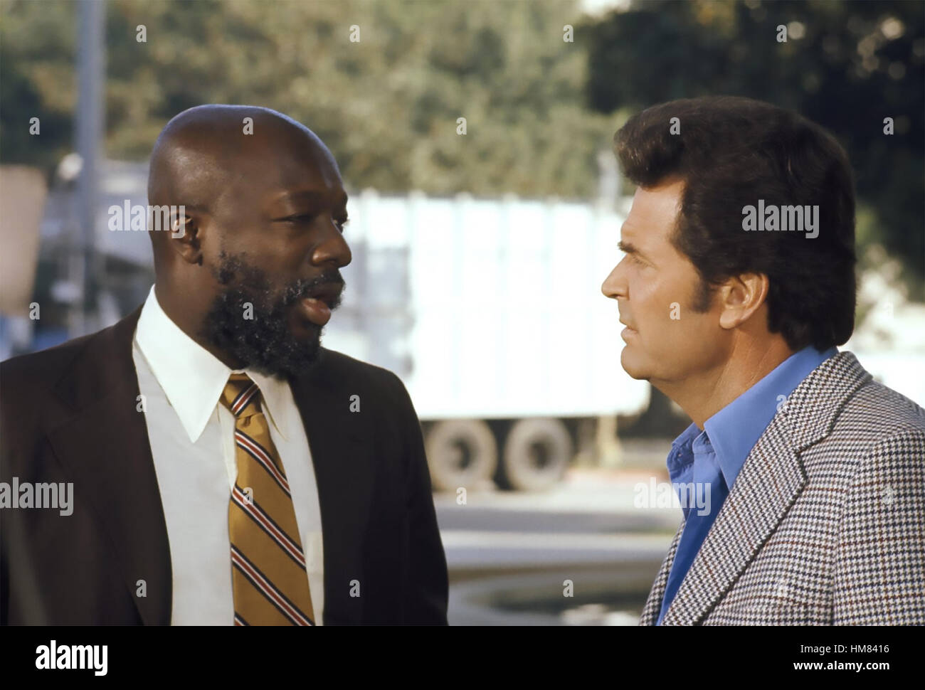 DER ROCKFORD FILES NBC/UNIVERSAL TV-Serie 1974-1980 mit James Garner auf der rechten Seite und Isaac Hayes im Jahr 1974 Stockfoto