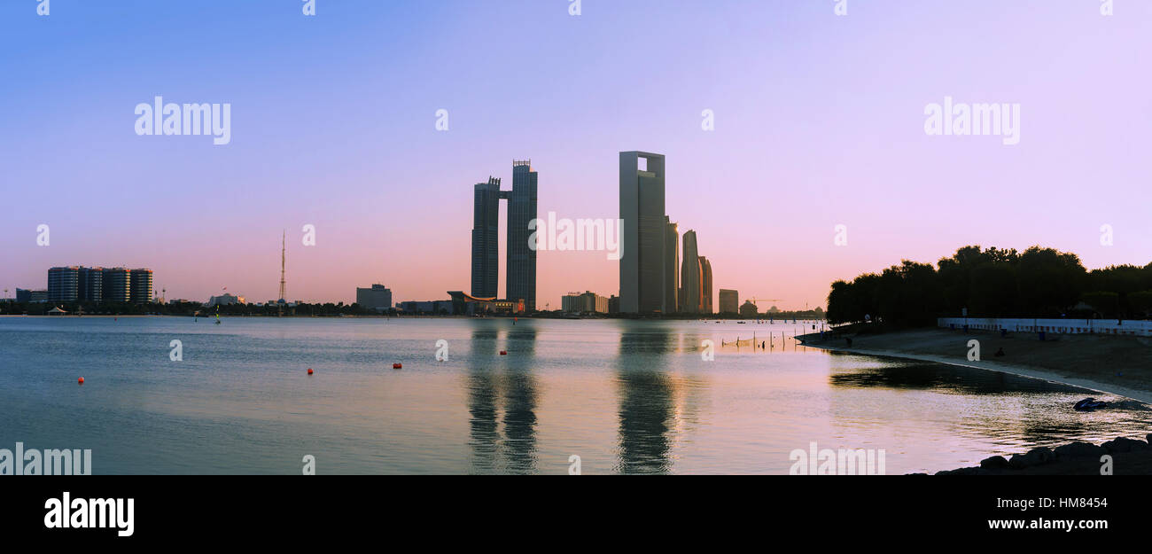 Abu Dhabi Skyline bei Sonnenuntergang, Blick auf Etihad Towers vor Sunset, Vereinigte Arabische Emirate Stockfoto