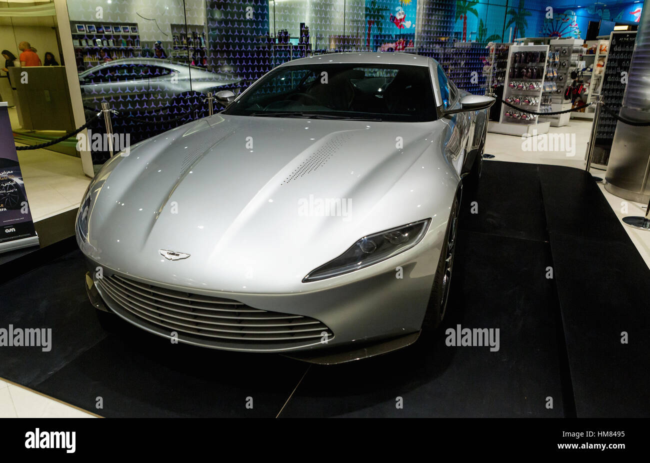 DUBAI, Vereinigte Arabische Emirate - 8. November 2016: Ein 2016 Aston Martin DB10 in The Gallery in Burj Khalifa Wolkenkratzer. Aston Martin-Coupé. Stockfoto