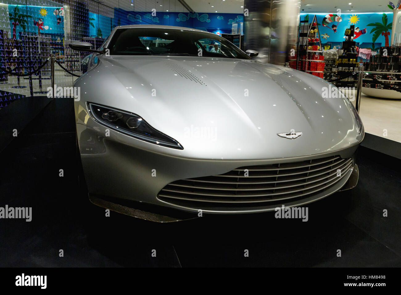 DUBAI, Vereinigte Arabische Emirate - 8. November 2016: Ein 2016 Aston Martin DB10 in The Gallery in Burj Khalifa Wolkenkratzer. Aston Martin-Coupé. Stockfoto