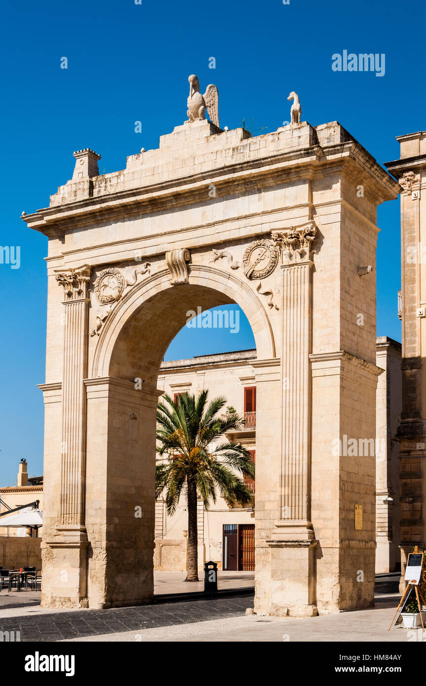 Königliche Tor oder Bogen der Porta Reale in Noto, Sizilien, Italien. Stockfoto