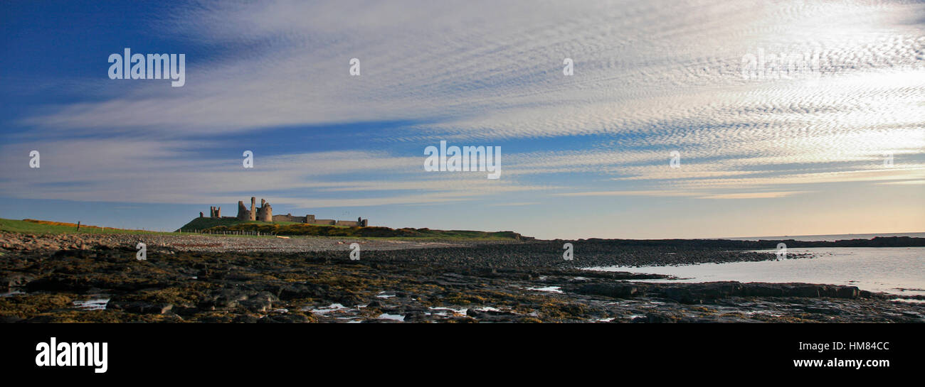 Sommer blauer Himmel, Dunstanburgh Castle, North Northumbrian Küste Northumbria Northumberland England Stockfoto