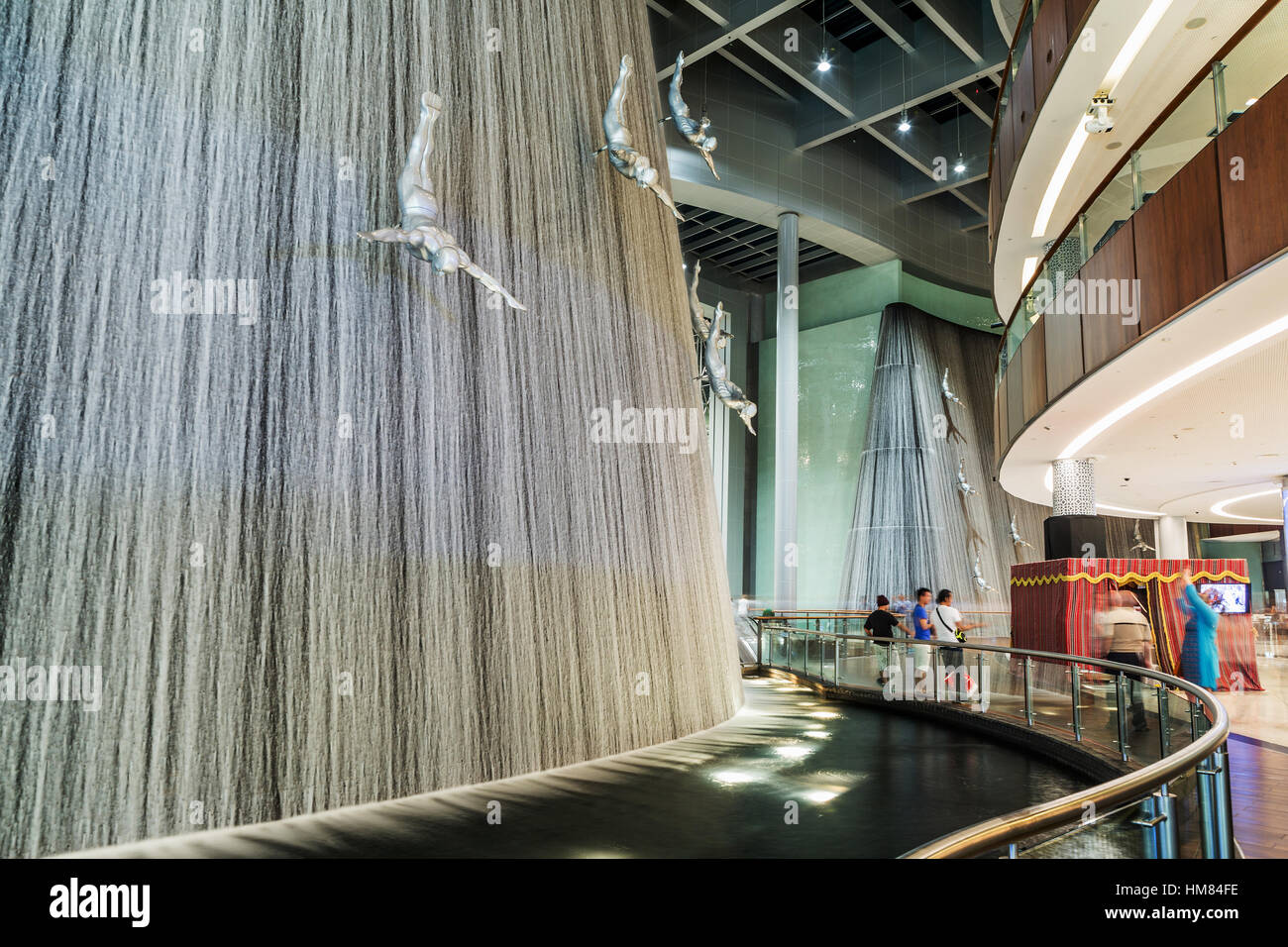 DUBAI - 8. November 2016: The Dubai Mall Linterior. Taucher am Wasserfall in der Dubai Mall. Die Dubai Mall befindet sich in Dubai, es ist Bestandteil der 20- Stockfoto