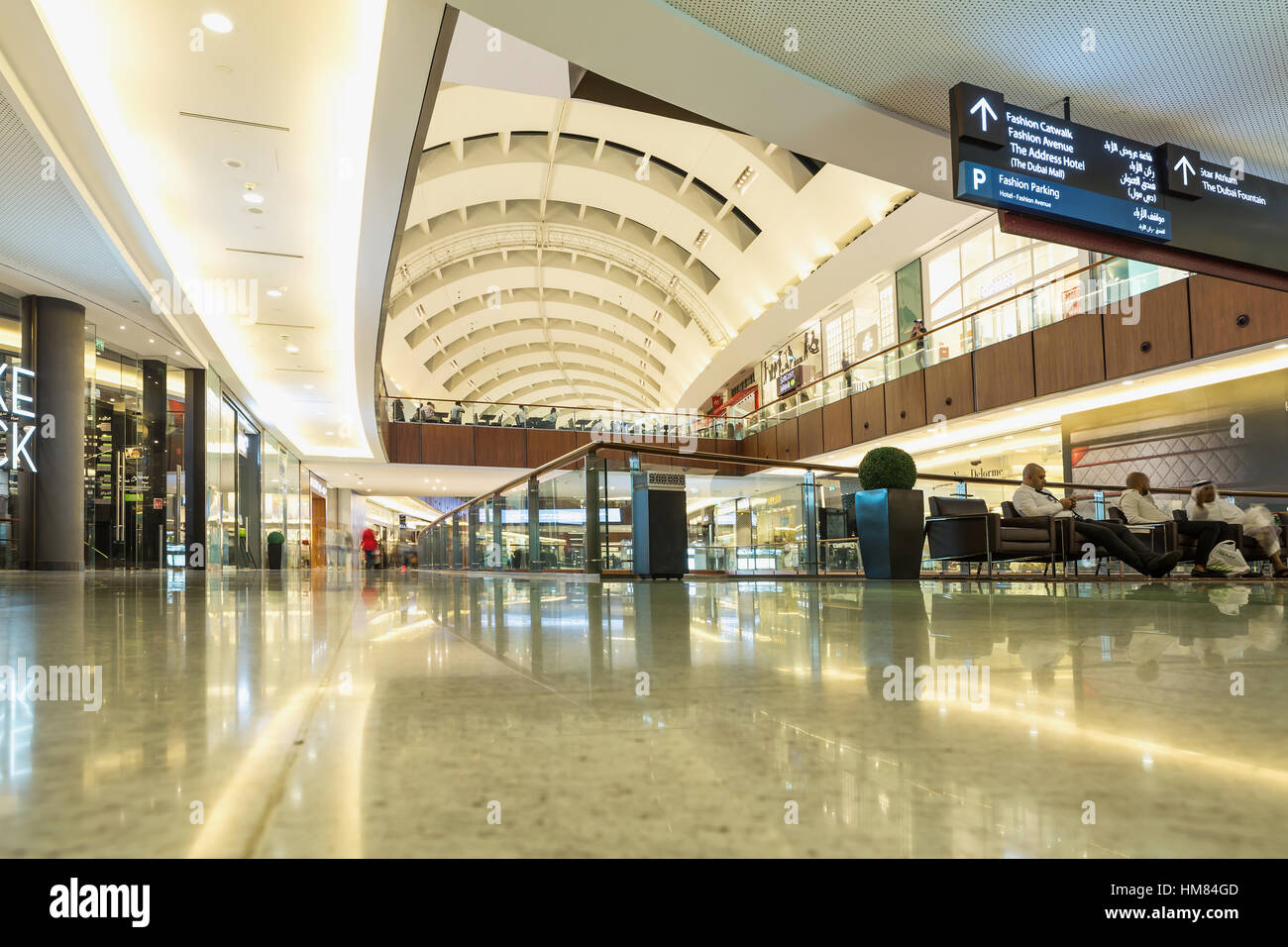 DUBAI - 8. November 2016: The Dubai Mall Linterior. Die Dubai Mall befindet sich in Dubai, es gehört zu den 20 Milliarden-Dollar-Downtown Dubai Komplex, und Stockfoto