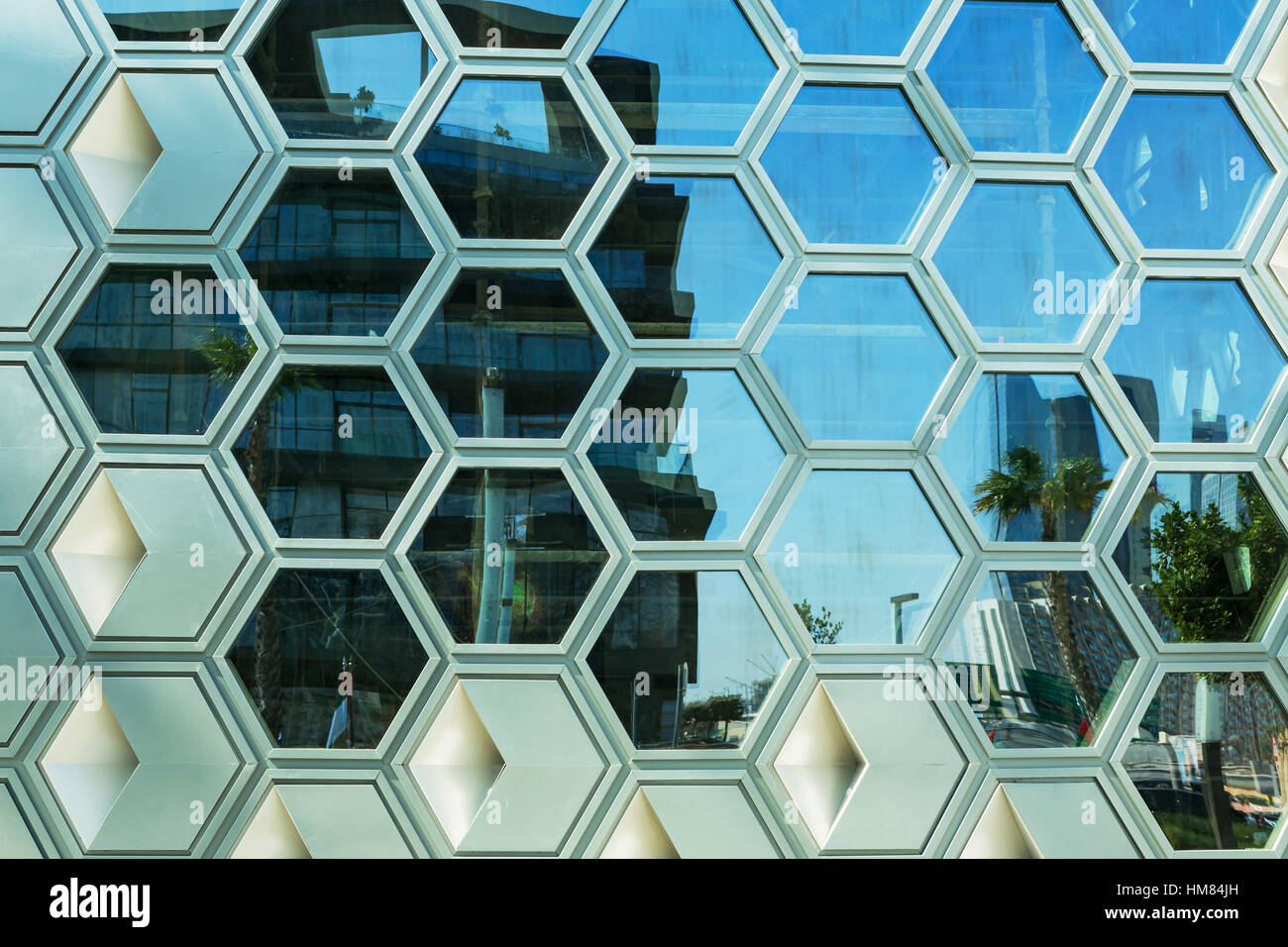 DUBAI, Vereinigte Arabische Emirate - 8. November 2016: Spiegelung Skyline Wolkenkratzer im Mosaik der modernen Gebäude in Dubai. Stockfoto