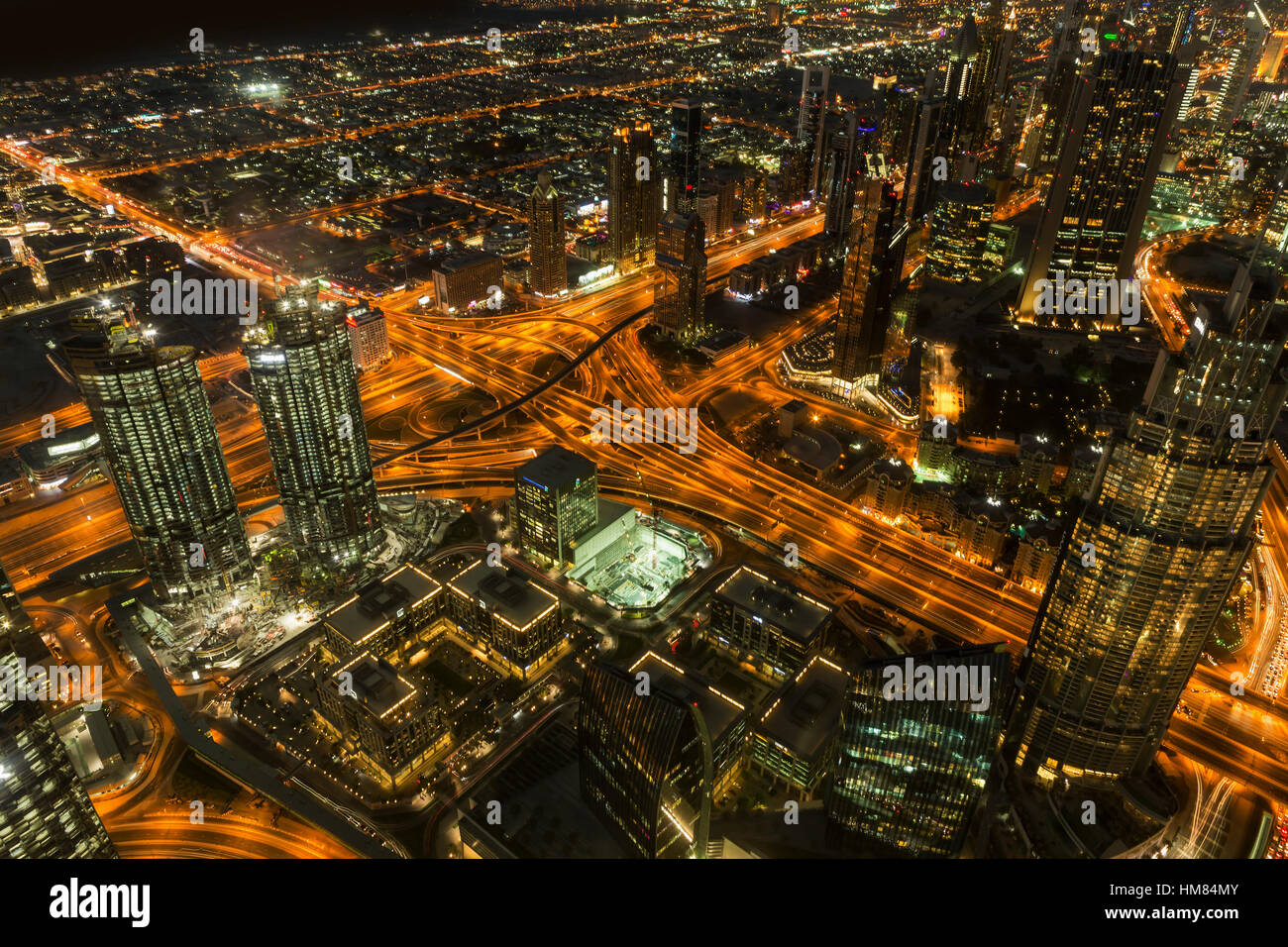 Dubai-Nachtansicht. Blick vom Burj Khalifa Tower. Stockfoto