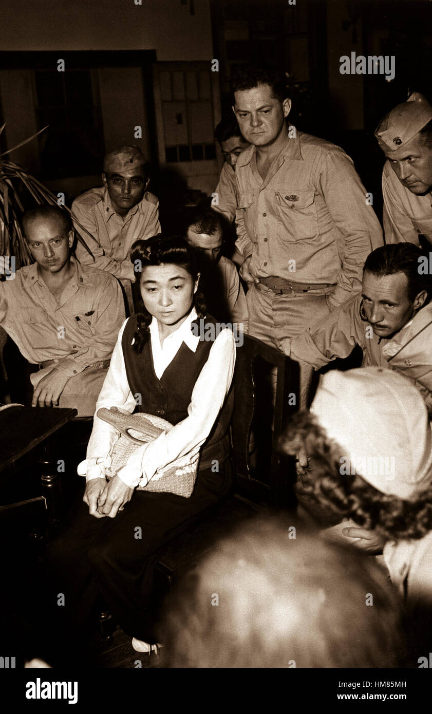 Korrespondenten-interview "Tokyo Rose" Iva Toguri, US-amerikanischer Japanisch.  September 1945.  (Marine) Genaues Datum erschossen unbekannte NARA Datei #: 080-G-490488 Krieg & Konflikt buchen #: 1308 Stockfoto