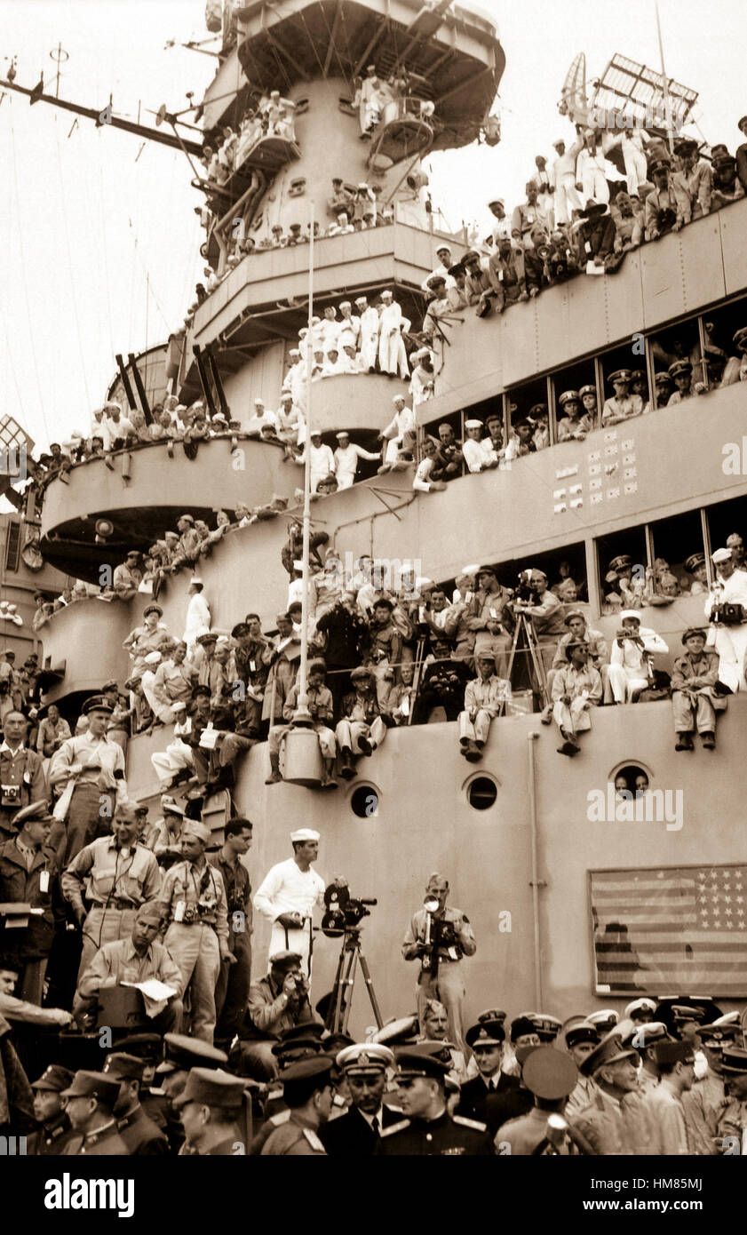 Zuschauer und Fotografen wählen Vantage Flecken auf dem Deck der USS MISSOURI in der Bucht von Tokio, Zeuge der formalen japanischen Kapitulation Verfahren.  2. September 1945. (Armee) NARA-DATEI #: 111-SC-210644 KRIEG & KONFLIKT BUCH #: 1361 Stockfoto
