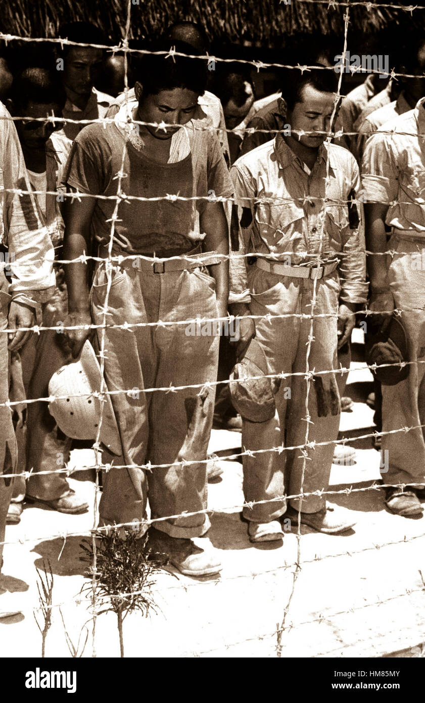 Japanische Kriegsgefangene auf Guam, mit gesenktem Kopf nach Anhörung von Kaiser Hirohito machen Ankündigung der bedingungslosen Kapitulation Japans.  15. August 1945. (Marine) NARA-DATEI #: 080-G-490320 KRIEG & KONFLIKT BUCH #: 1312 Stockfoto