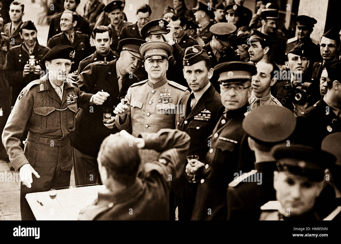 Marshall Zhukov schmückt Feldmarschall Montgomery mit der russischen Orden des Sieges.  Alliierten Häuptlinge, die die Zeremonie im Hauptquartier General Eisenhowers in Frankfurt besuchte sollen anstoßen.  10. Juni 1945.  Britische Beamte.  (OWI) NARA-DATEI #: 208-AA-342BB-1 KRIEG & KONFLIKT BUCH #: 1097 Stockfoto