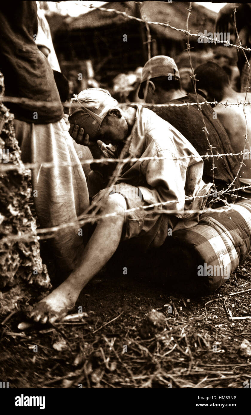 Dieser trostlosen japanische Kriegsgefangene sitzt kleinlaut hinter Stacheldraht, nachdem er und einige andere 306 vom sechsten Marine Division innerhalb der letzten 24 Stunden der Schlacht von Okinawa erfasst wurden.  Okinawa, Juni 1945.  A. F. Hager, Jr. (Marineinfanterie) genaue Datum erschossen unbekannte NARA Datei #: 127-N-125719 Krieg & Konflikt Buch #: 1307 Stockfoto