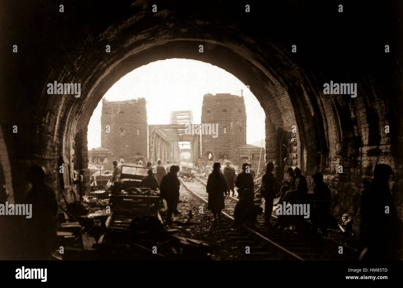 Erste US Army Men und Ausrüstung Gießen Sie über die Brücke von Remagen; zwei ausgeschlagen Jeeps im Vordergrund.  Deutschland, 11. März 1945.  Sgt. William Spangle. (Armee) NARA-DATEI #: 111-SC-201973 KRIEG & KONFLIKT BUCH #: 1082 Stockfoto