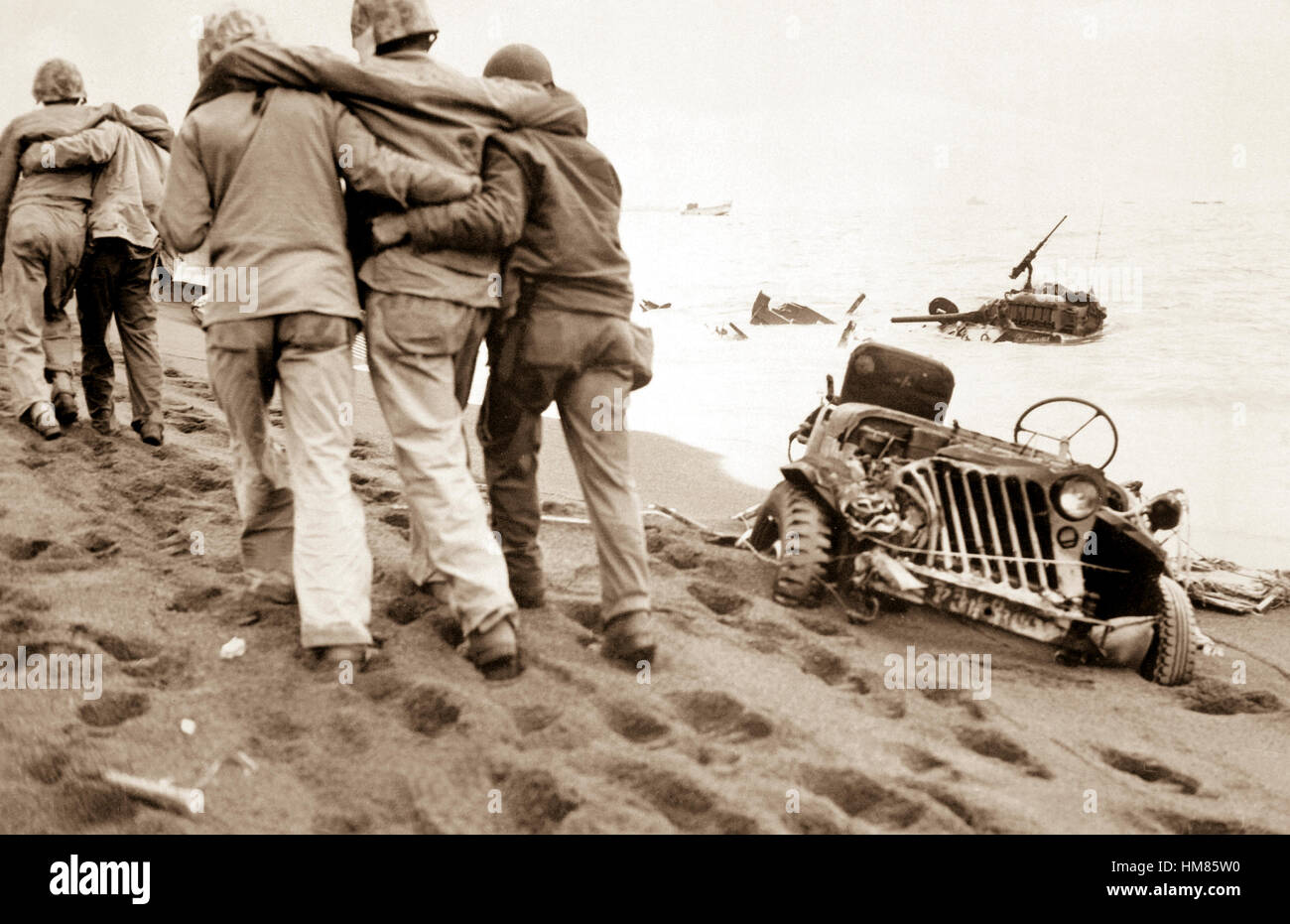 Sie trugen ihren Teil.  Verwundete Marines werden von Navy Sanitätern und Marine zu verletzten Fuß zu einer Notfallstation geholfen.  Iwo Jima, ca.  Februar/März 1945. CPL. Eugene Jones. (Marine Corps) Genaues Datum erschossen unbekannte NARA Datei #: 127-G-110244 Krieg & Konflikt #: 908 Stockfoto
