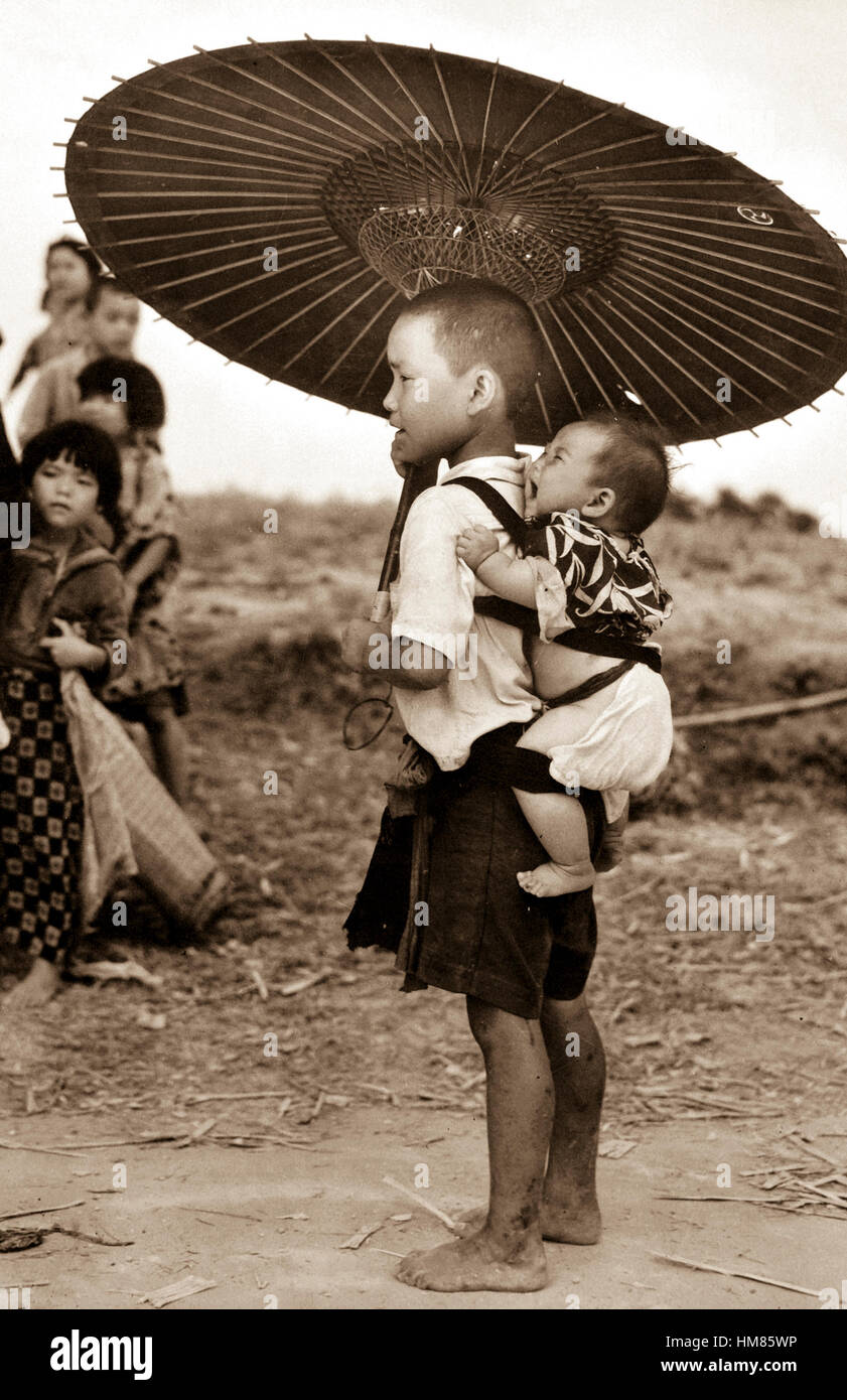Big Brother es Aufmerksamkeit auf ein Objekt auf Okinawa, der kleine Kerl Proteste gegen die Verzögerung vernietet ist zwar für alles, was, die er will, nach Hause zu kommen.  1945. T. Sgt Glen A. Fitzgerald.  (Marine Corps) Genaues Datum erschossen unbekannte NARA Datei #: 127-GR-99-122422 Krieg & Konflikt buchen #: 1269 Stockfoto