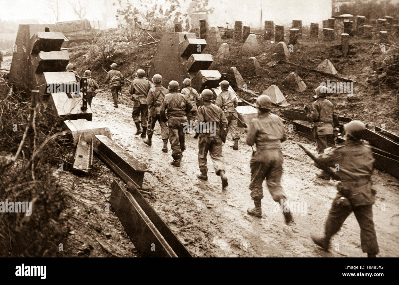 "Dann kam der große Tag, wenn wir in Deutschland-Recht durch die Siegfried-Linie einmarschierten."  1945. Armee. (OWI) Genaues Datum erschossen unbekannte NARA Datei #: 208-YE-193 Krieg & Konflikt buchen #: 1083 Stockfoto