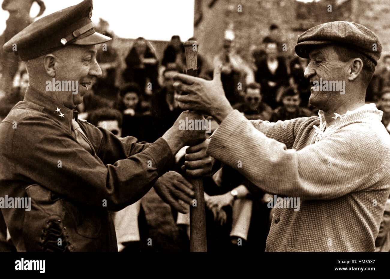 Generalmajor Gilbert Cheves (links) und Major General Claire Chennault beobachten eine typisch amerikanische Brauch, eine Softball-Spiel in China zu eröffnen.  General Chennault warf für die "Flying Tigers", während General Cheves erste Basis für die gegnerische Mannschaft gehalten.  1945 (Armee) genaue Datum erschossen unbekannte NARA Datei #: 111-SC-203553 Krieg & Konflikt buchen #: 888 Stockfoto