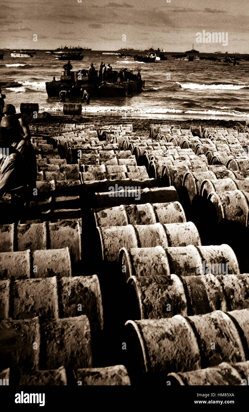 Hunderte von Trommeln Benzin Rollup am Sandstrand von Luzon von Küstenwache besetzt Landungsboote erzählen grafisch warum die Heimatfront Autofahrer Gas Lebensmittelkarten tragen und warum gelegentlich den Kraftstoff Pumpen laufen trocken.  ca.  1945 (Küstenwache) genaue Datum erschossen unbekannte NARA Datei #: # 026-G-3892 Krieg & Konflikt zu buchen: 857 Stockfoto