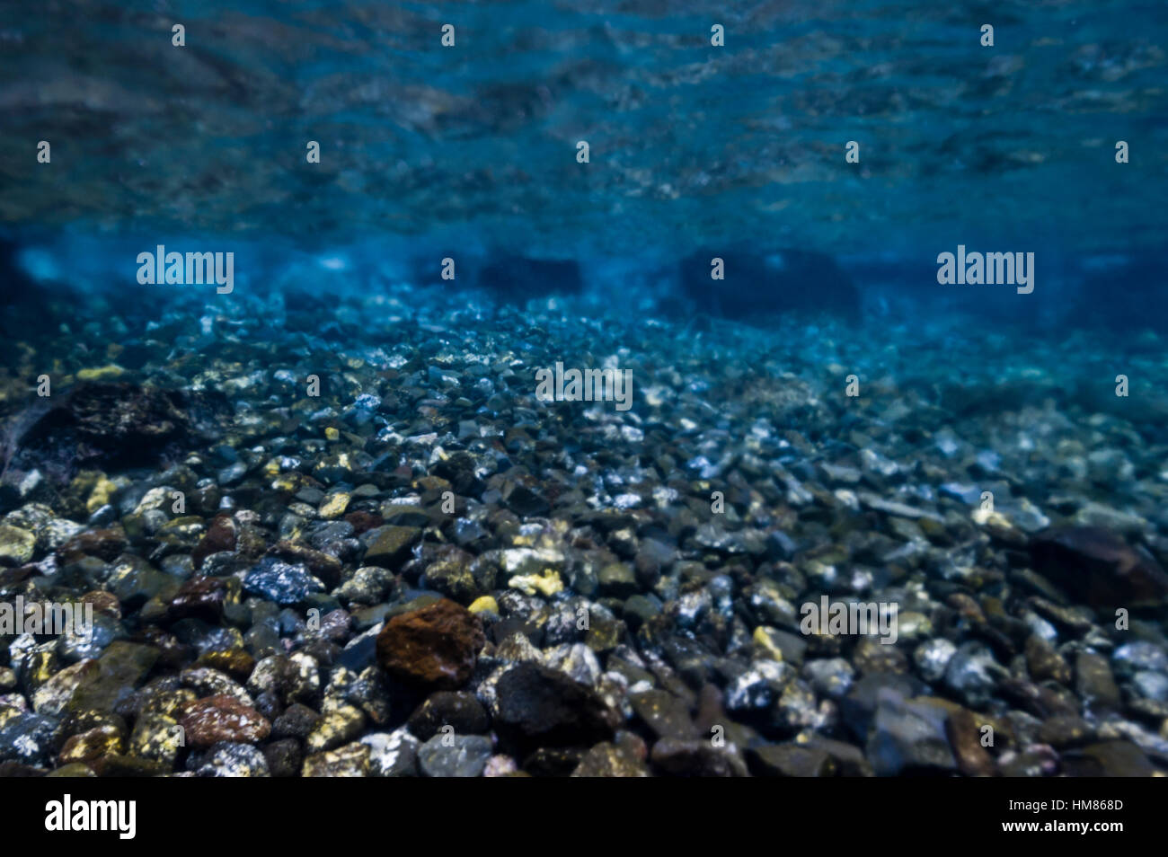 Das verschwommen ölig Aussehen des Wassers wo überhitzten Wasser aus einem Vulkanschlot den Ozean Eintritt. Stockfoto