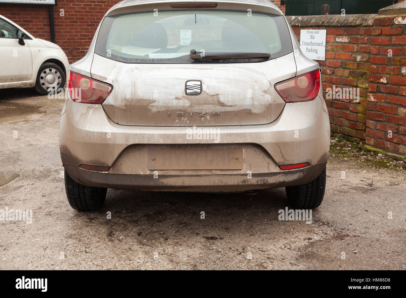 Schmutzigen Auto mit seiner Nummernschild verdeckt mit Straßenschmutz Stockfoto