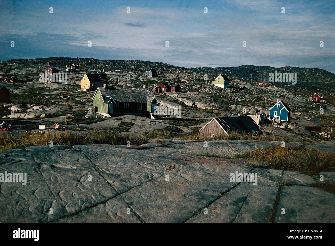 Fischerhäuser auf den Felsen, Upernavik, Grönland gebaut. Stockfoto