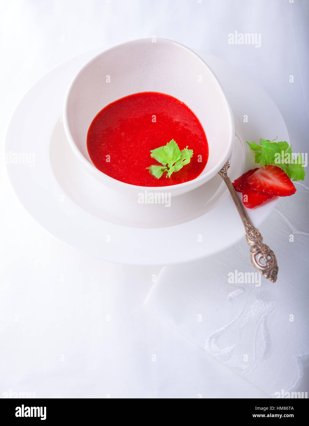 Frische Erdbeer-Suppe mit Minze auf weißem Hintergrund. Stockfoto