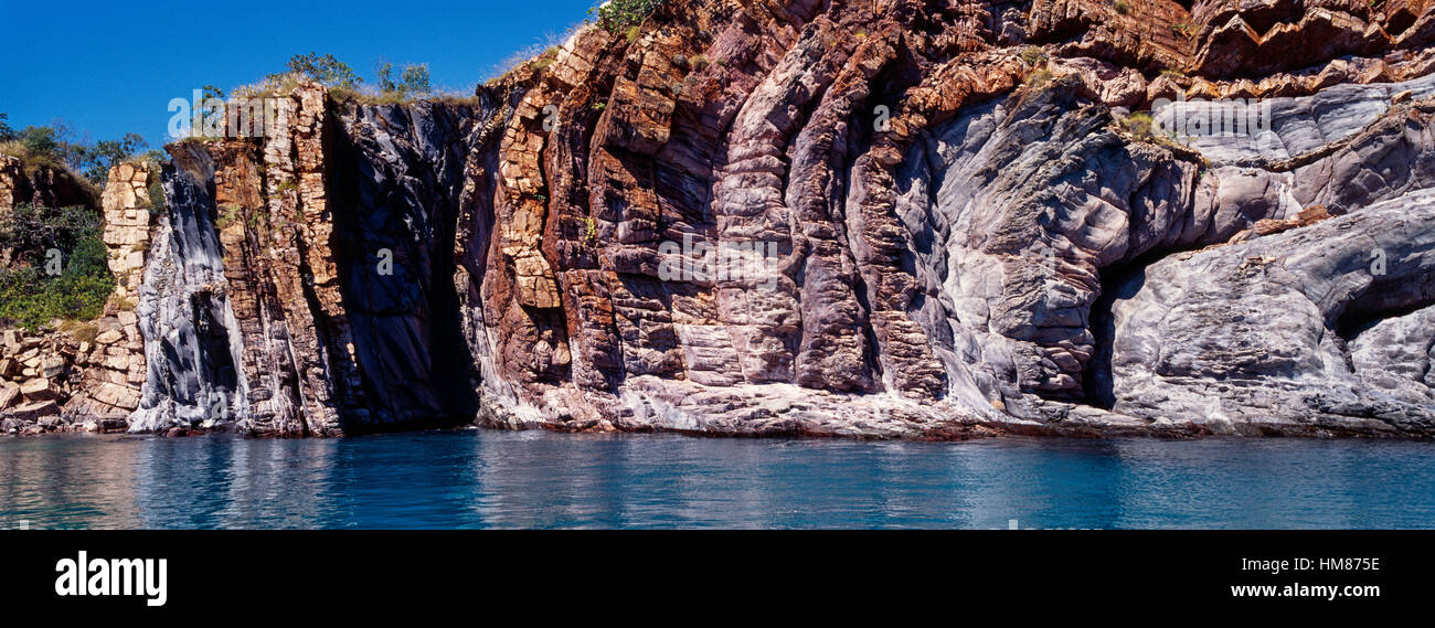 Eine Reihe von Sandstein Antiklinalen wo Falten im Gestein unter Druck geschehen. Stockfoto