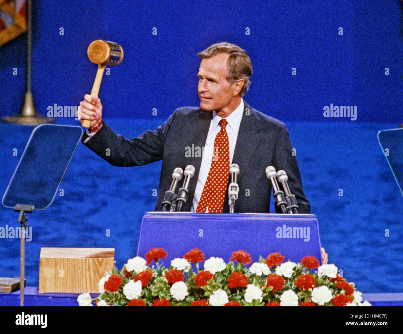 George H.W. Bush, ehemaliger US-Botschafter bei den Vereinten Nationen akzeptiert die Nominierung der Republikanischen Partei, Kandidat für den Vizepräsidenten der Vereinigten Staaten in der Joe Lewis Arena in Detroit, Michigan auf 17. Juli 1980 sein. Stockfoto