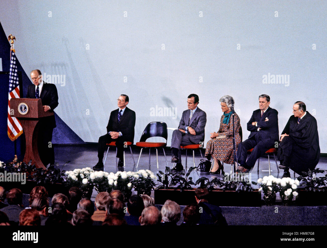 US-Präsident Gerald R. Ford macht Bemerkungen bei der Zeremonie wo ist George H.W. Bush als neuer Direktor der Central Intelligence Agency im CIA-Hauptquartier in Langley, Virginia am 30. Januar 1976 vereidigt. Bush gelingt es William Colby in den Ruhestand Stockfoto