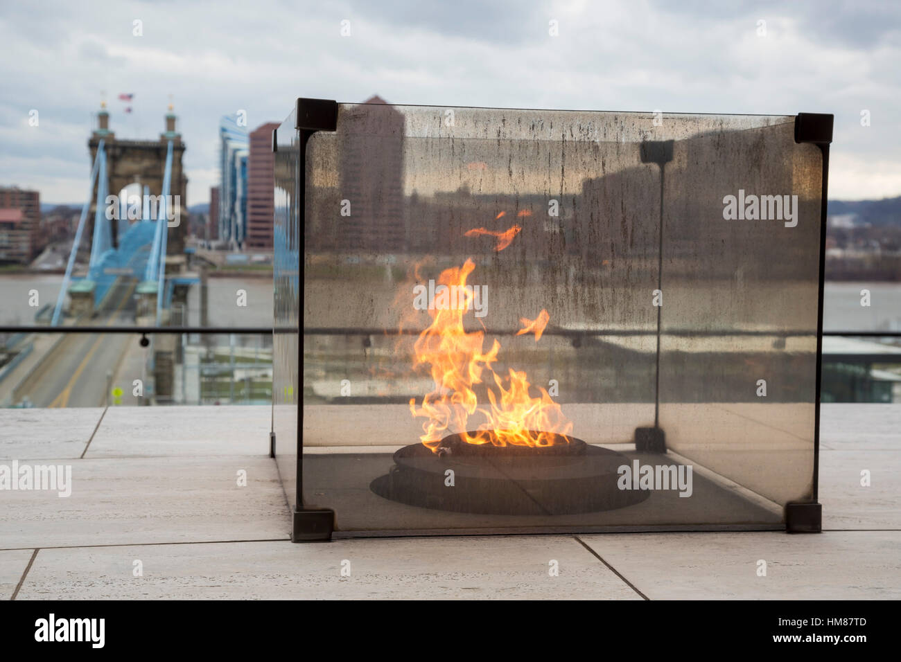 Cincinnati, Ohio - "Ewige Flamme der Freiheit" auf der Terrasse außerhalb der National Underground Railroad Freedom Center. Stockfoto