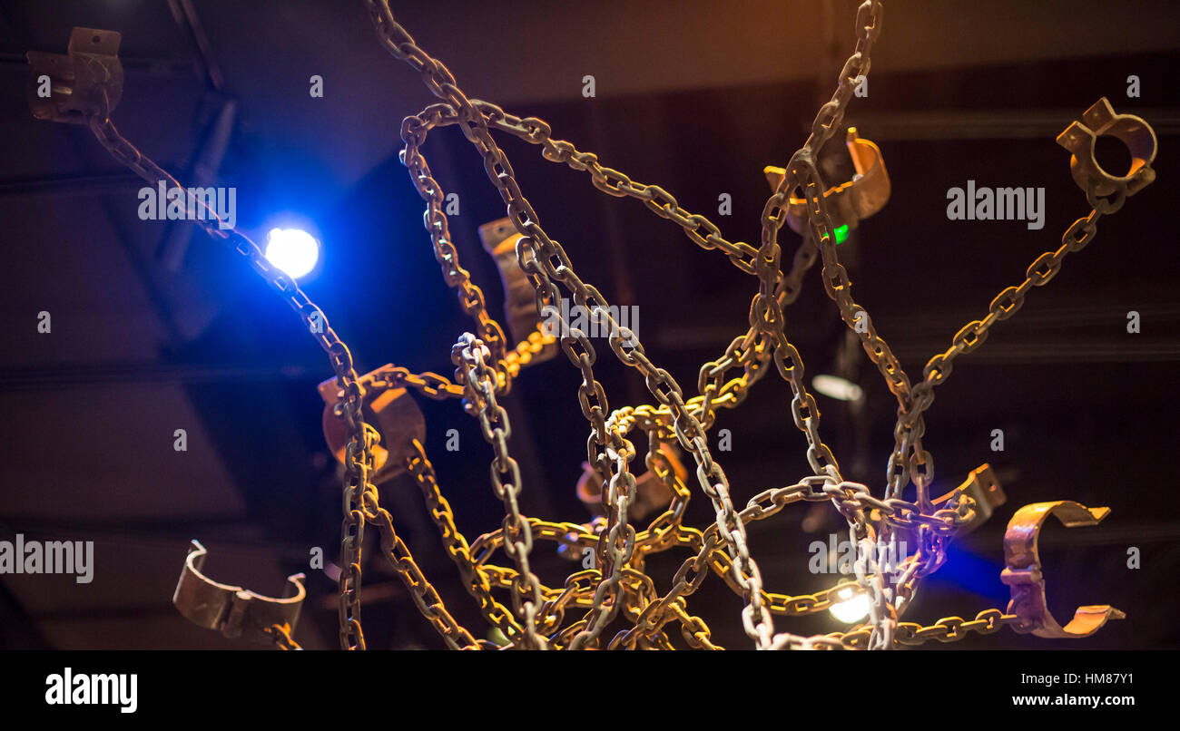 Cincinnati, Ohio - Schäkel eine Skulptur des Sklaven an die National Underground Railroad Freedom Center. Stockfoto