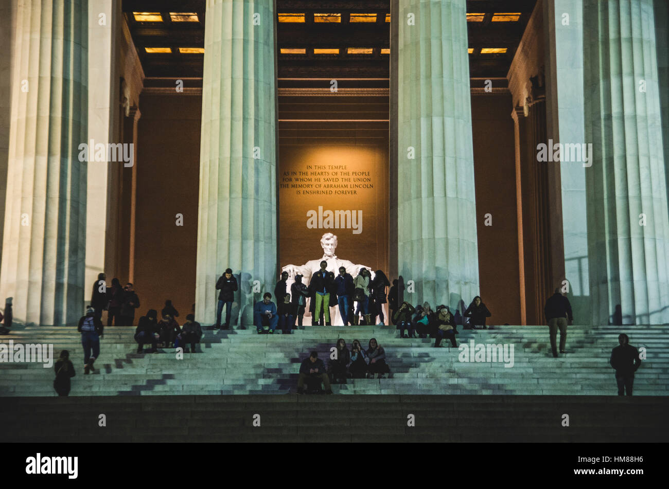 Touristen auf den Stufen des Lincoln Memorial, Washington, DC, USA Stockfoto