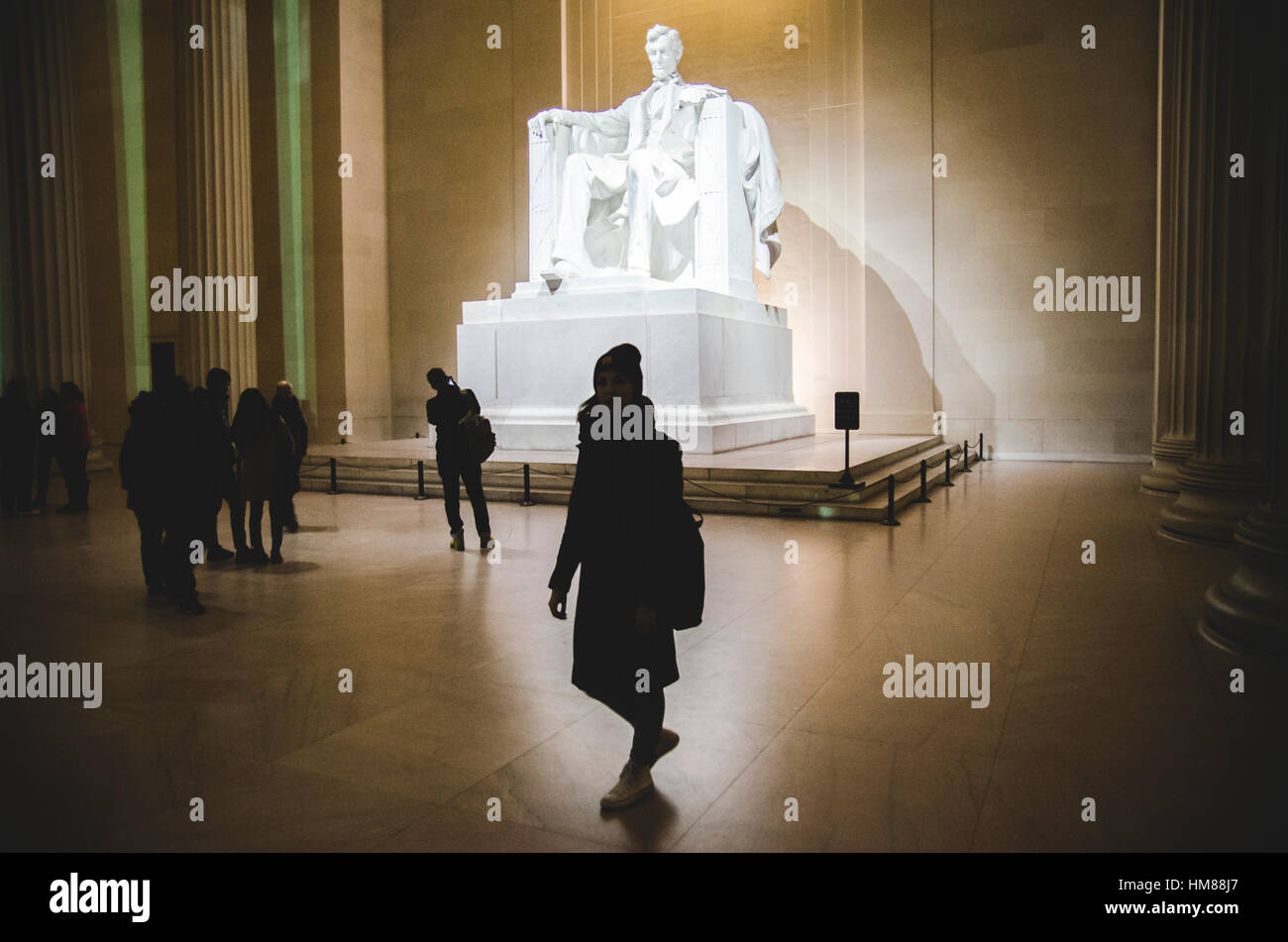 Silhouette der Frau, die von Lincoln Memorial Statue, Washington, DC, USA Stockfoto