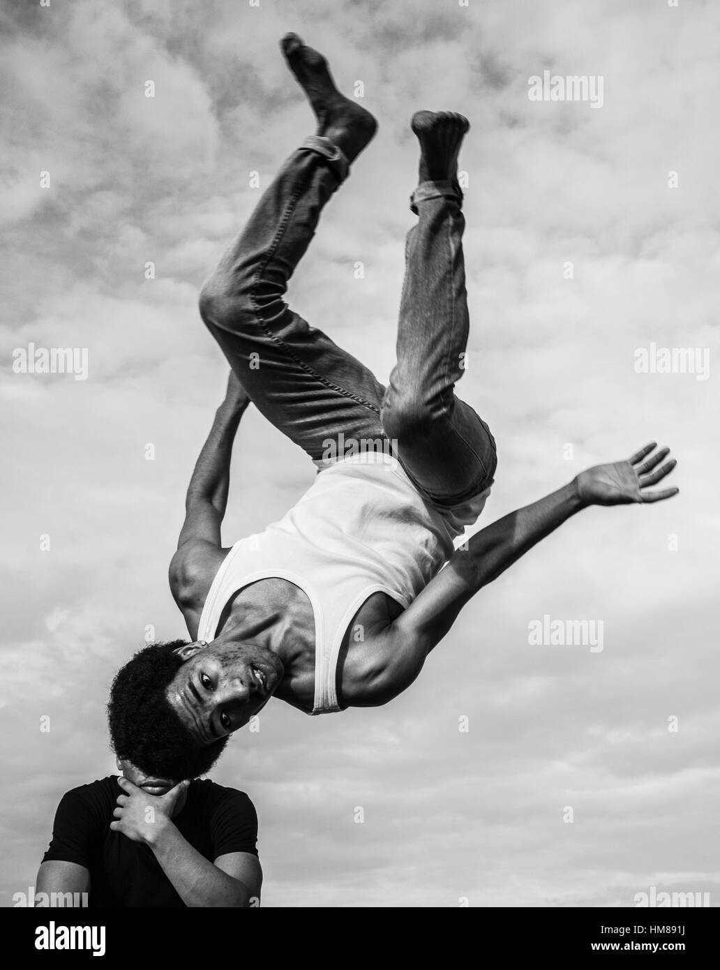 Jungen Erwachsenen Mannes spiegeln Upside Down in Luft Stockfoto