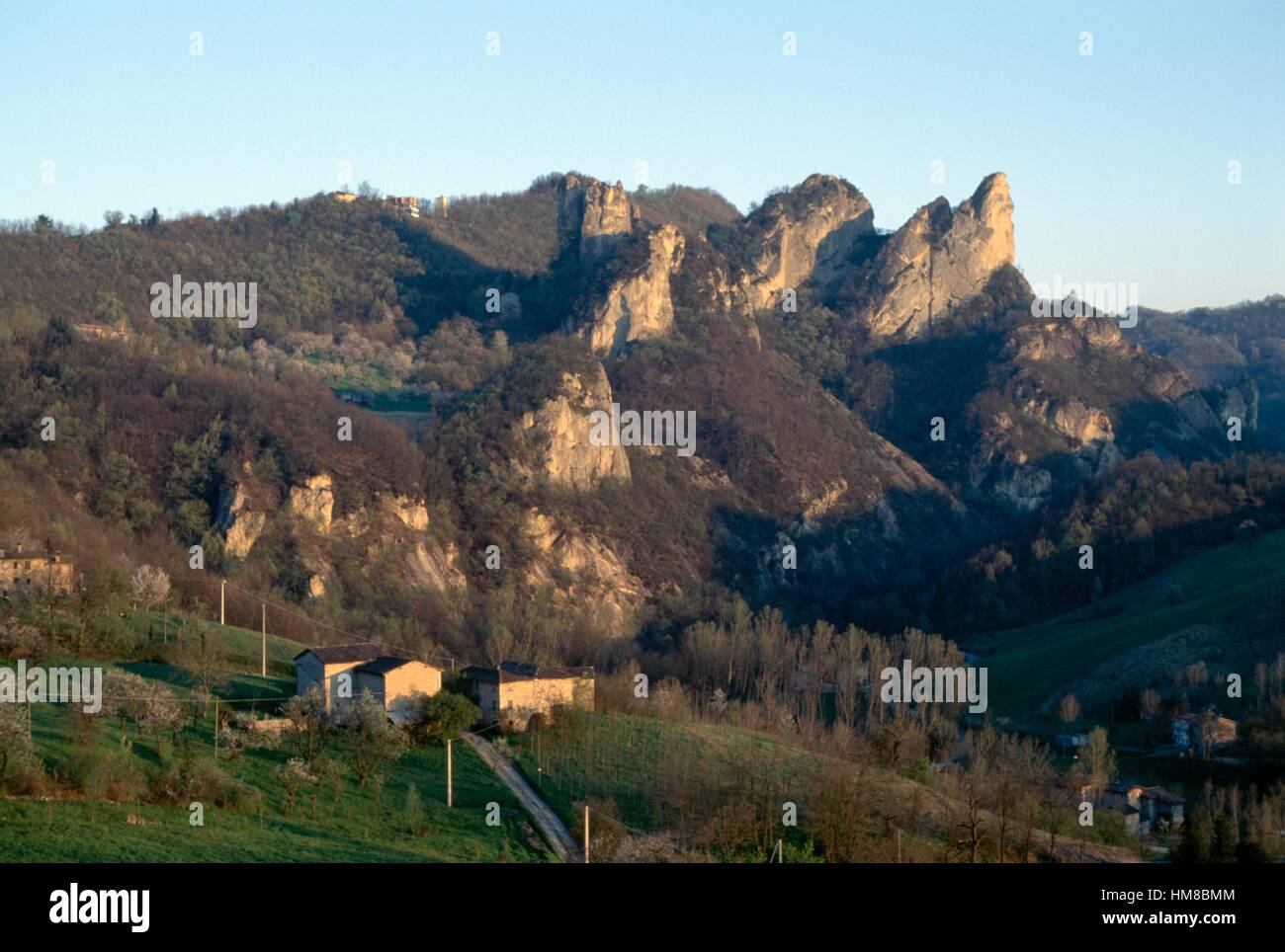 Felsigen Gipfeln bei Sonnenuntergang, Sassi di Roccamalatina Regionalpark, Emilia-Romagna, Italien. Stockfoto