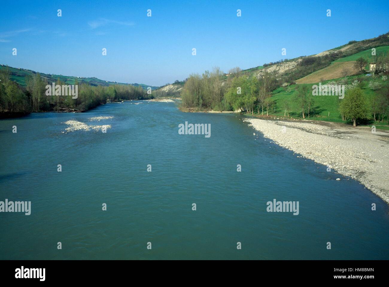 Verlauf des Flusses Panaro in Sassi di Roccamalatina Regionalpark, Emilia-Romagna, Italien. Stockfoto