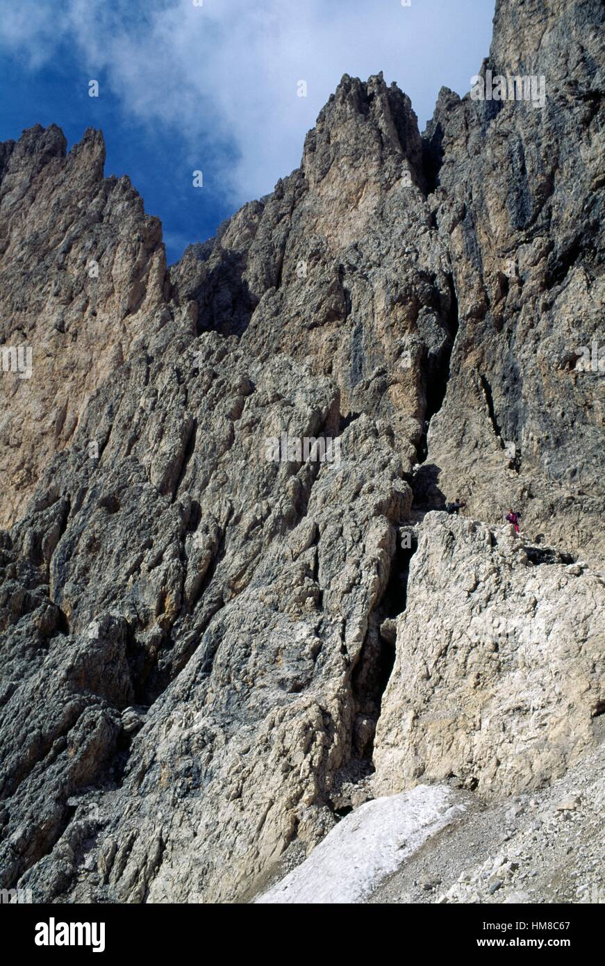 Felswände auf dem Weg zum Mount Langkofel, Dolomiten (UNESCO-Welterbe, 2009), Trentino-Alto Adige, Italien. Stockfoto