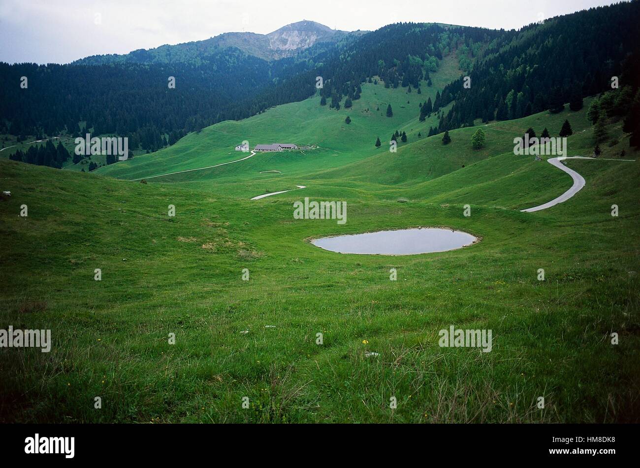 Stizzon River Valley, Monte Grappa in den Hintergrund, Veneto, Italien. Stockfoto