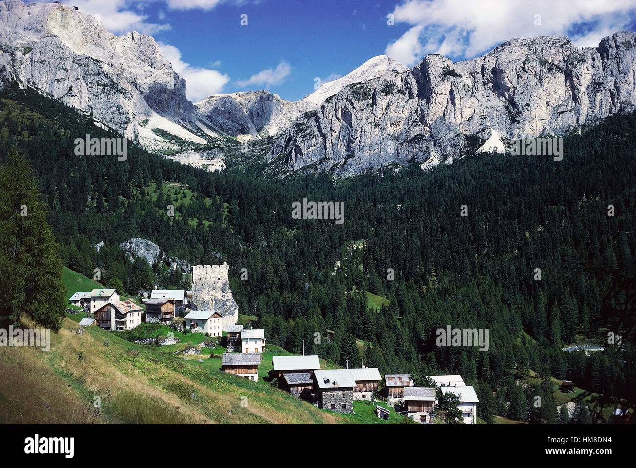 Schloss und Dorf Andraz, Buchenstein del Col di Lana, Veneto, Italien. Stockfoto