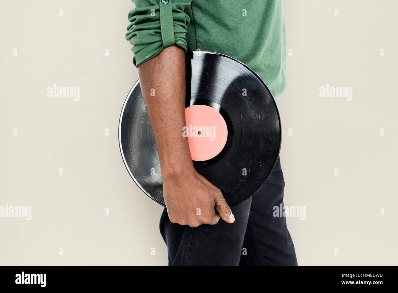 Mann hält Vinyl Retro-Konzept Stockfoto