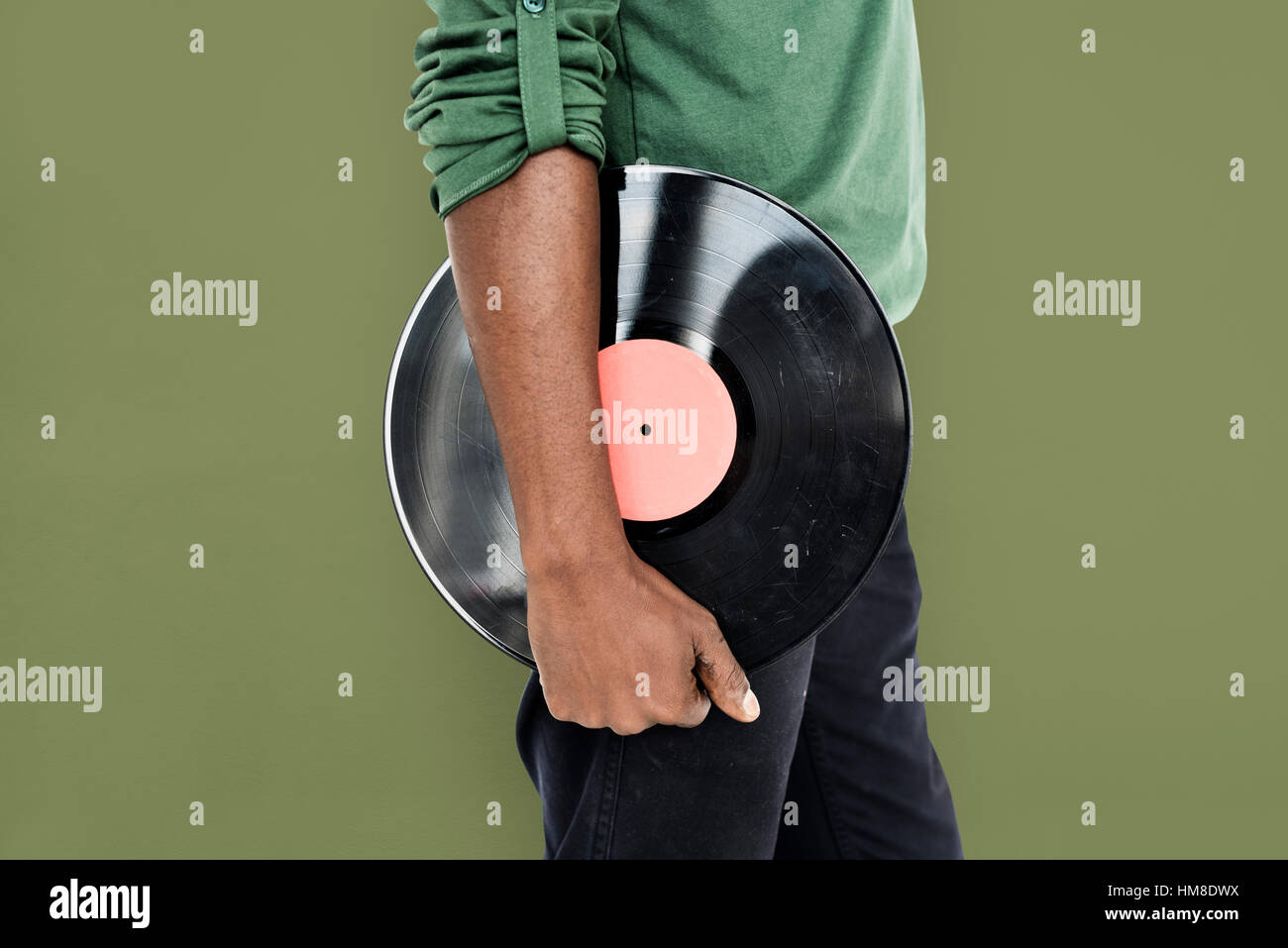 Mann hält Vinyl Retro-Konzept Stockfoto