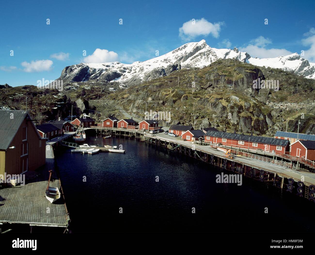 Der Fjord und Fischerdorf Nusfjord, mit den Gipfeln des Lofotenveggen im Hintergrund, Flakstadoya Island, Lofoten Stockfoto