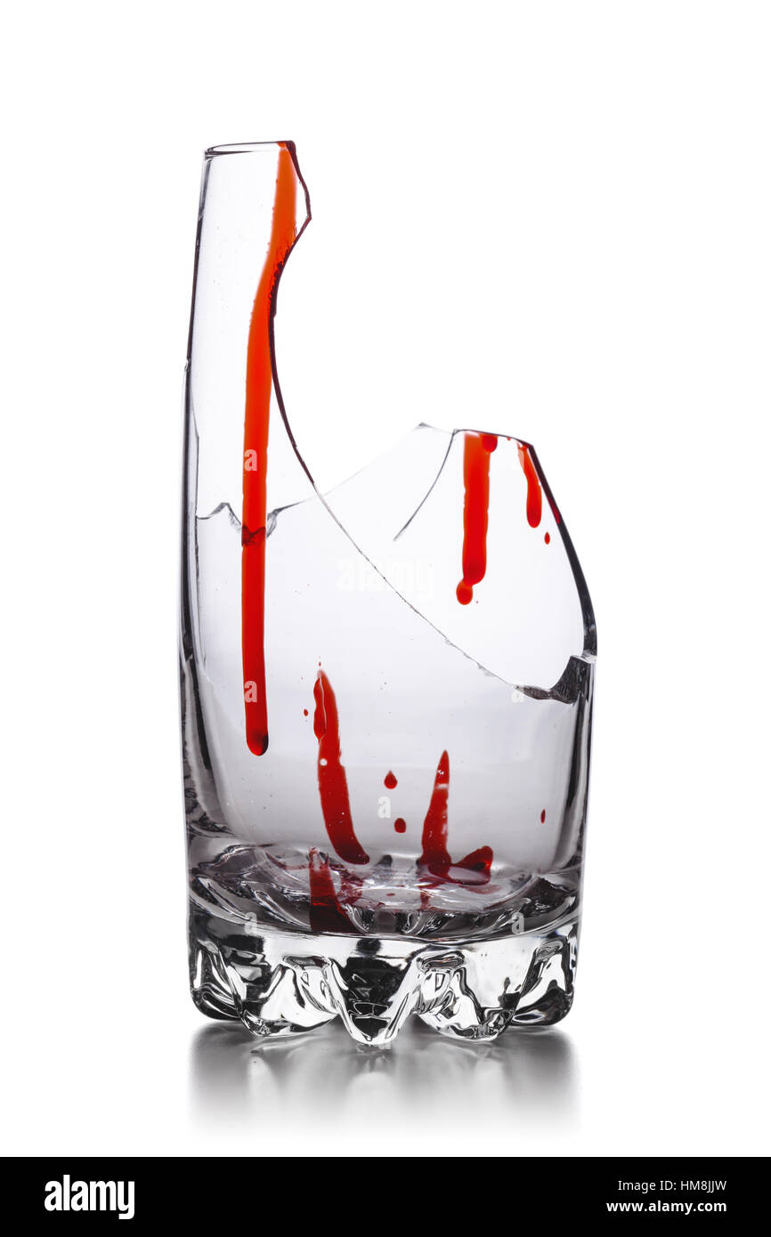 zerbrochenes Glas mit Blut isoliert auf weißem Hintergrund Stockfoto