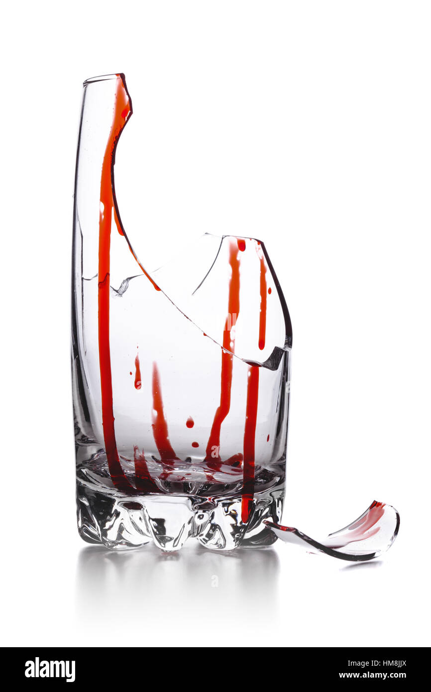 zerbrochenes Glas mit Blut isoliert auf weißem Hintergrund Stockfoto