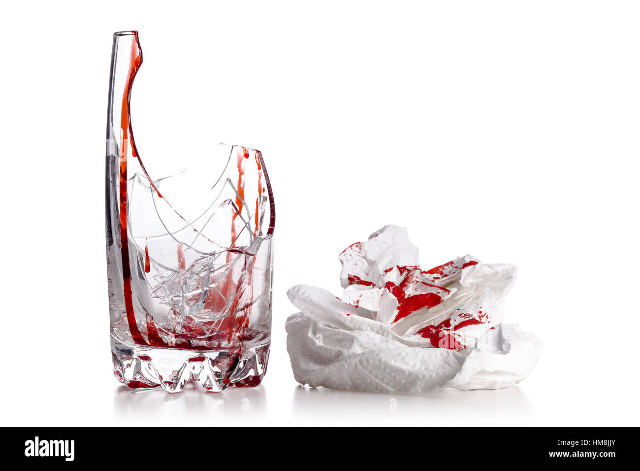 zerbrochenes Glas mit Blut und Papier isoliert auf weißem Hintergrund Stockfoto