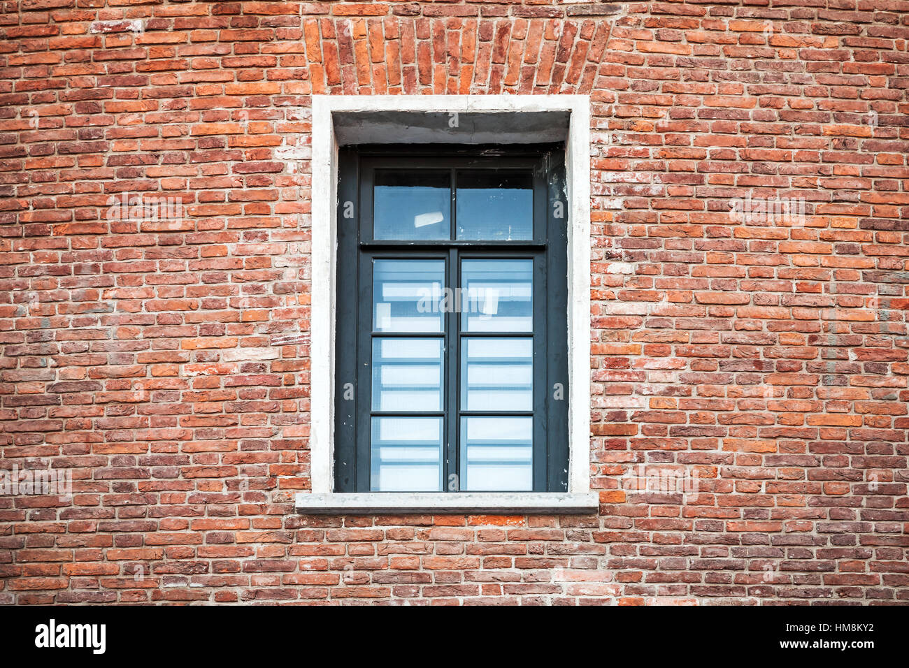 Fenster mit schwarzem Rahmen in alte Ziegelmauer Hintergrundtextur Foto Stockfoto