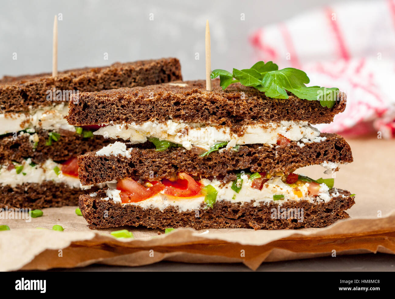 Sandwiches mit gesunden Roggenbrot, Feta und Frühlingszwiebeln. Liebe für eine gesunde Ernährung-Konzept Stockfoto