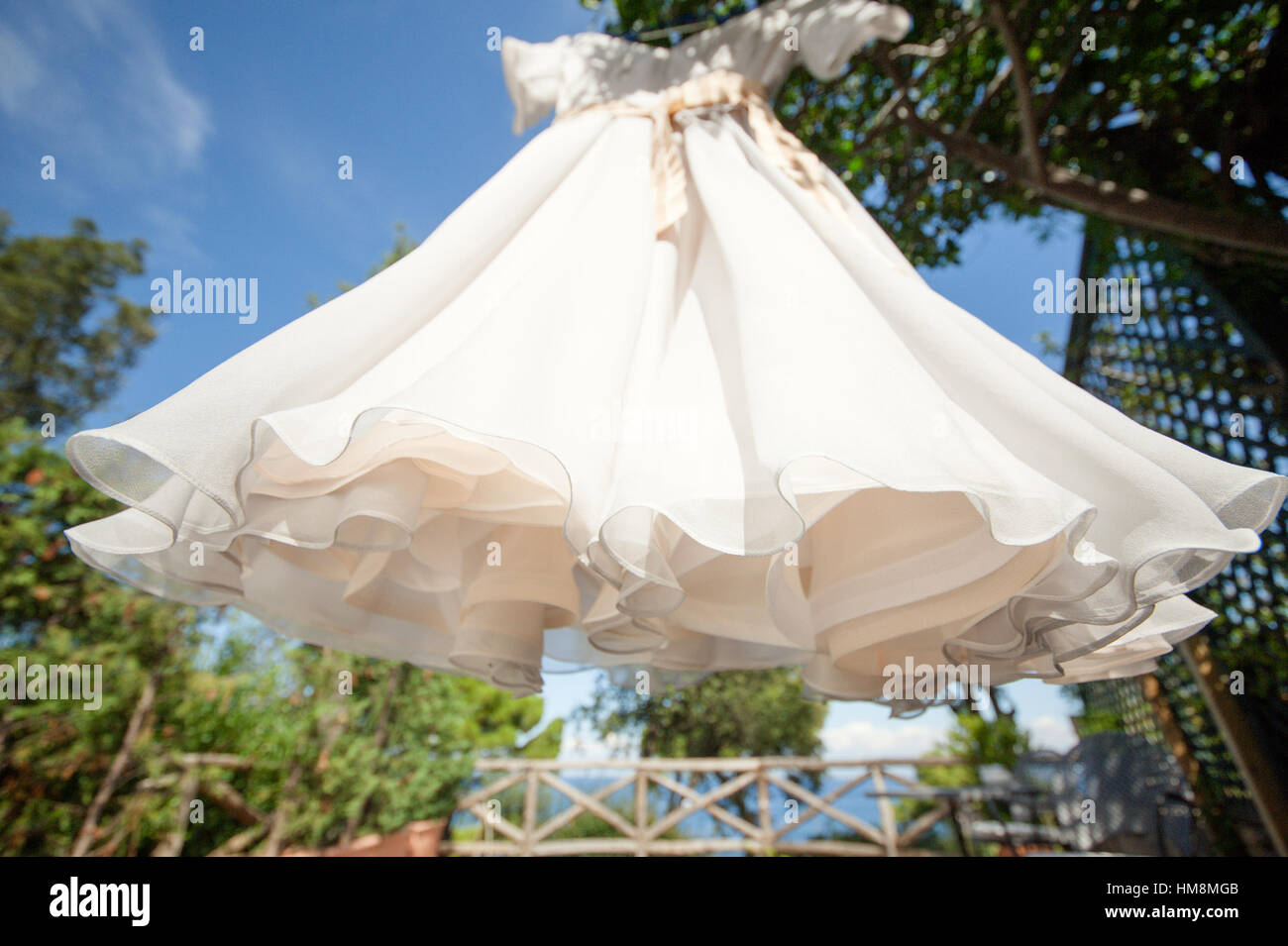 Stilvolle weiße Hochzeitskleid Stockfoto