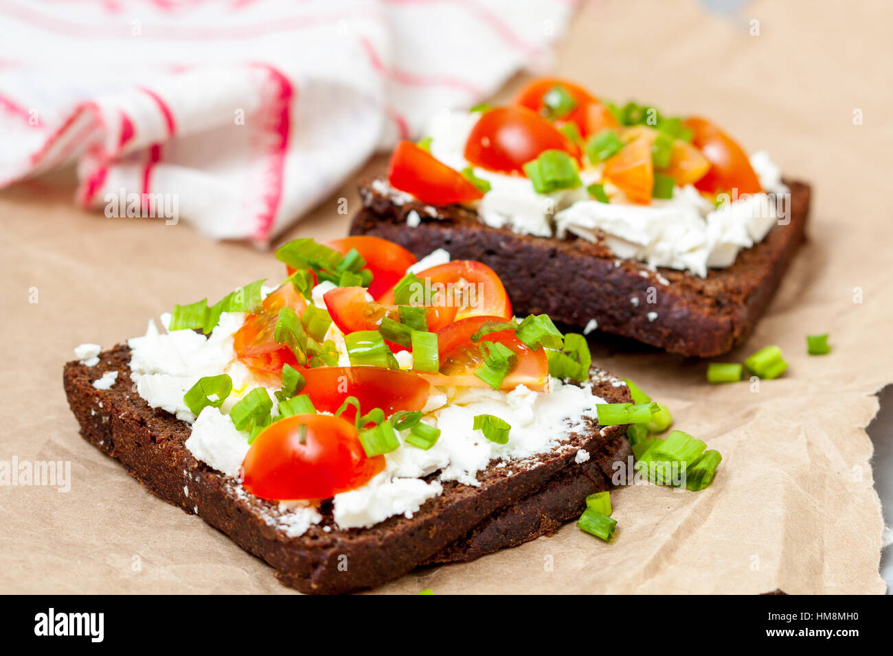 Sandwiches mit gesunden Roggenbrot, Feta und Frühlingszwiebeln. Liebe für eine gesunde Ernährung-Konzept Stockfoto